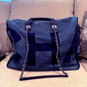 SOLD - 💙2018 LARGE DEAUVILLE TWEED RUNWAY TOTE BAG.